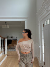 Load image into Gallery viewer, Cold shoulder top